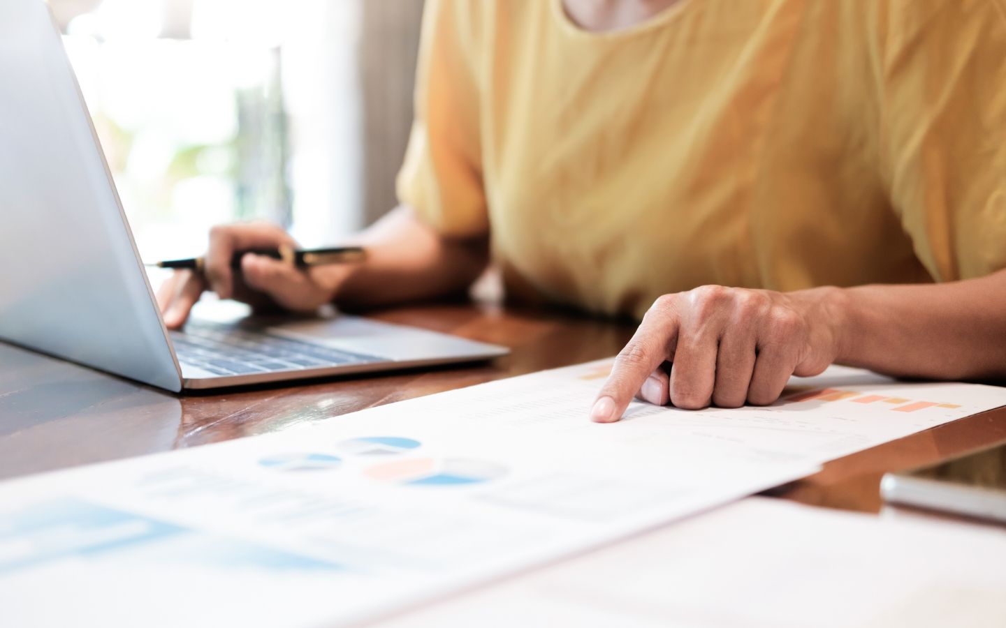 Professionista dell’Agenzia di Influencer Marketing che analizza i dati delle campagne
