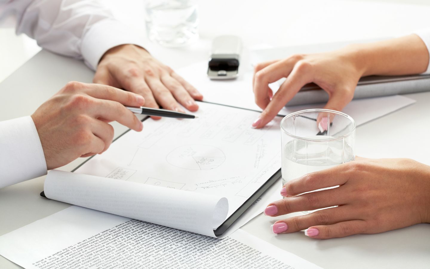 Professionisti in crescita startup studiano una strategia aziendale completa e omnicanale