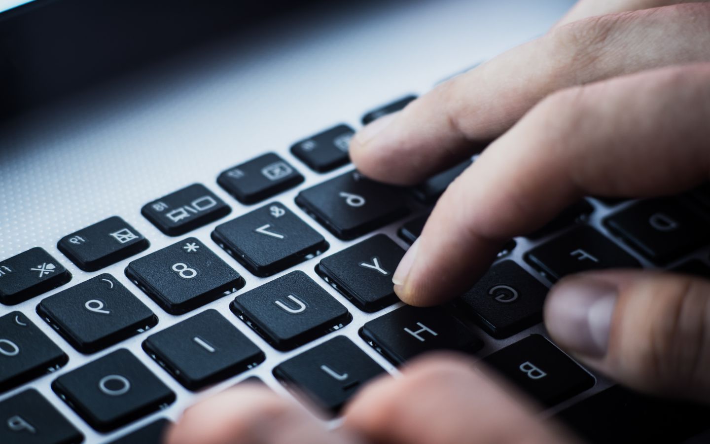 Persona che ricerca tramite pc il miglior Servizio Hosting dedicato