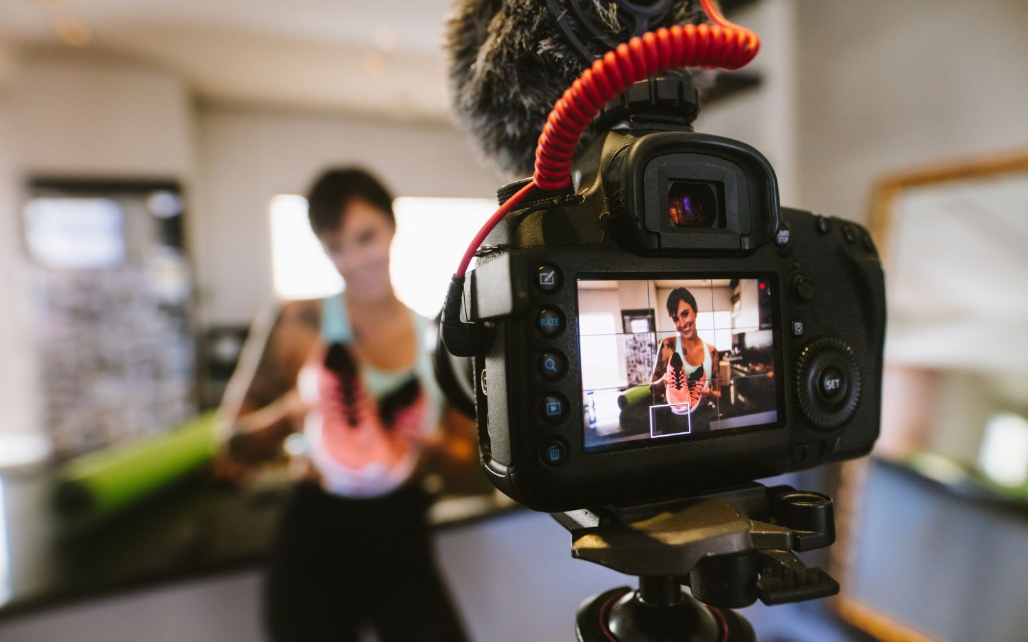 Creator che realizza video per campagna di Influencer Marketing